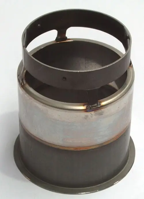 Brennerrohr aus Metall mit zwei konzentrischen Ringen oben und einem breiteren unteren Bereich, möglicherweise für Heizsysteme von Daikin geeignet.
